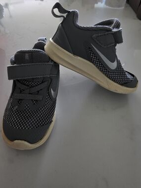 Nike Kids Size 5c Grey Mesh Hook-and-Loop Sneakers